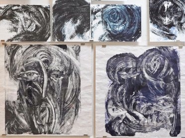 13 чорно-білих монотипів темної фарби на білому аркуші, що нагадують хмари, очі та лик Христа.