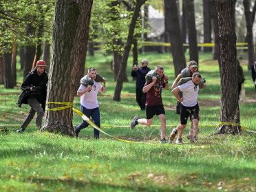 люди біжать в лісі