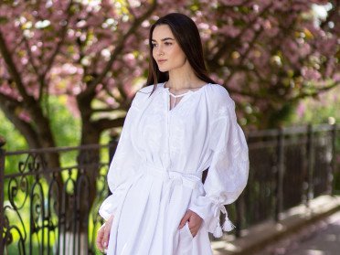 дівчина в білій сукні
