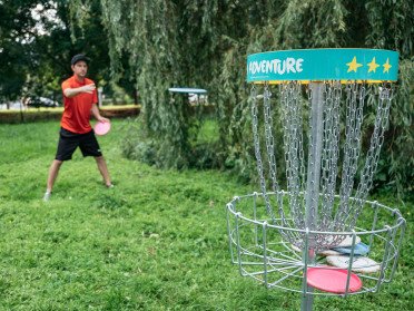 людина грає в диск-гольф