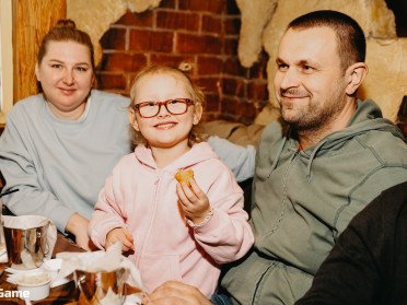 люди за столом