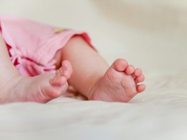 ноги малюк дитина