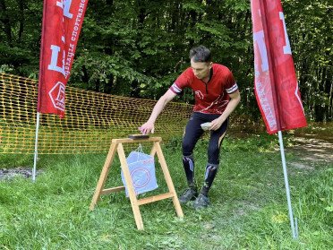 спортсмен на дистанції зі спортивного орієнтування.