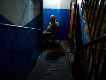 Вийти з дому — це виклик. Як людям на колісних кріслах дістатися до укриття