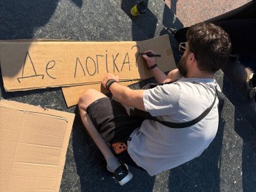 Лучани вийшли на протест проти відставки Михайла Федорова Лучани вийшли на протест проти відставки Михайла Федорова