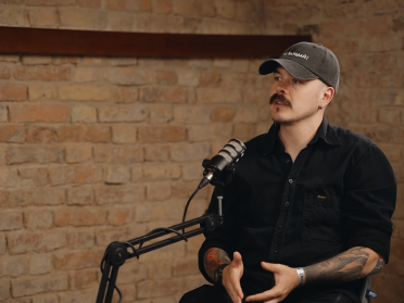 «Якщо ми не напишемо про цю війну, за нас це зроблять інші». Розмова з письменником Павлом Дерев’янком