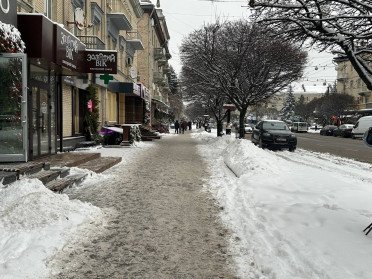 засніжений тротуар