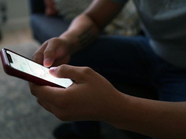 «Нафтогаз» створив застосунок для роботи з газовими послугами. Телефон в руках