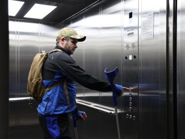 людина в ліфті