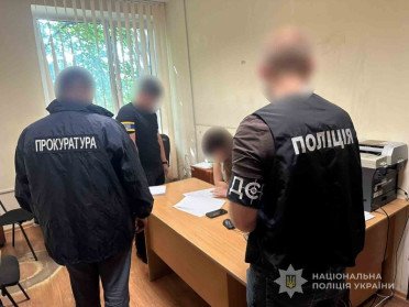 Ексдиректорці держпідприємства на Волині повідомили про підозру. поліцейські у кабінеті посадовиці