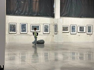 людина в музеї