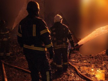 пожежники гасять вогонь