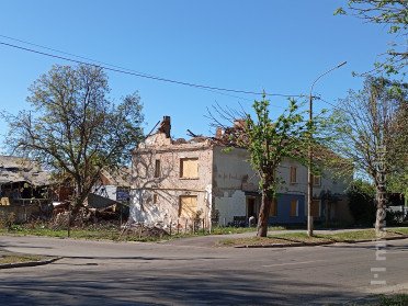 пошкоджений будинок
