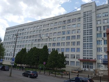 будівля з багатьма вікнами