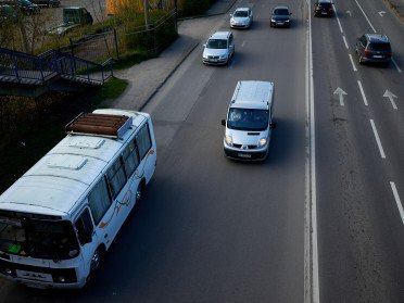 машини на дорозі