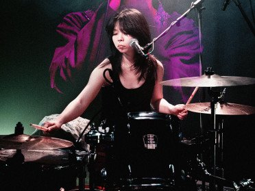 музикантка на сцені.