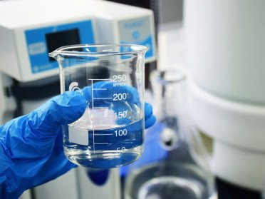 вода у мірному стакані