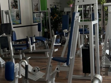 спортзал спорт тренажери