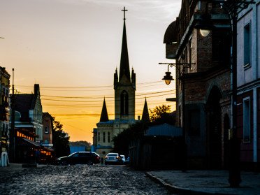Вид на Старе місто у Луцьку ввечері.