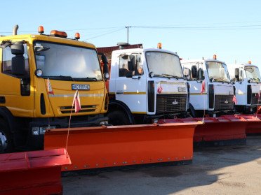Для боротьби з ожеледицею луцькі комунальники закупили 3 тисячі тонн сумішей. снігоочисна техніка