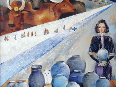 Картина у блакитно холодних тонах із зображенням сцени Водохреща: молода жінка у зимовому вбранні біля чорних глеків, воли, дзвоони та черга людей з відрами до хрестовидної ополонки у річці.
