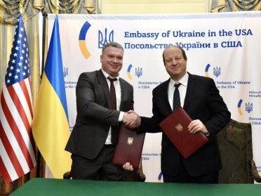 На фото заступник голови Волинської ОВА Денис Денищенко та губернатор Колорадо Джаред Поліс