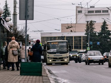 зупинка автобус автомобіль люди місто