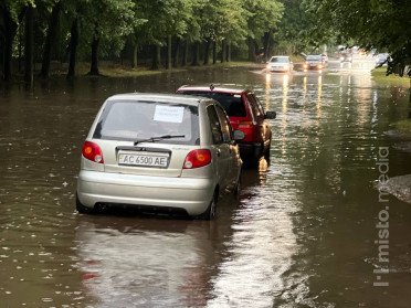 Через зливу у Луцьку затопило дороги. Каналізація не впоралась з такою кількістю дощу