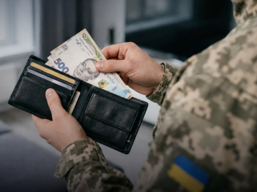 Гроші, військовий