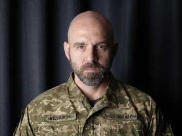 чоловік у військовій формі