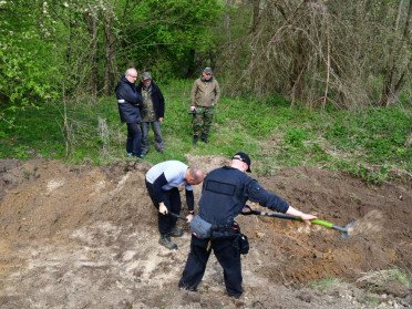 люди проводять розкопки