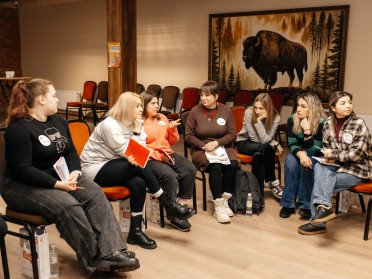 Група людей спілкується