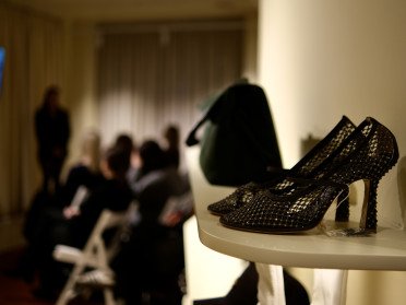 Чорні туфлі на полиці магазину «Ясочка»