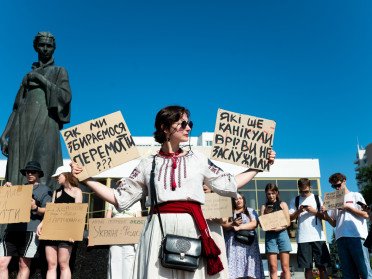 Жінка з картонками