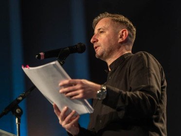 У Луцькому замку анонсували літературний вечір з Жаданом. Сергій Жадан на сцені