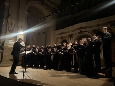 хор сцена диригент спів