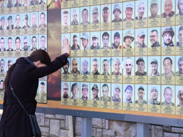 жінка біля фотостенду