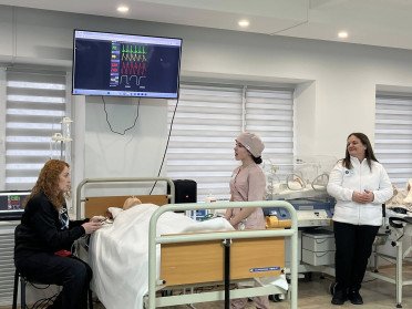 У Луцьку відкрили центр медичних симуляцій «НоваМед». студенти в центрі медичних симуляцій