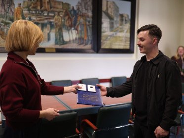 льотчику вручають відзнаку