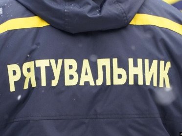 Напис Рятувальник на куртці.