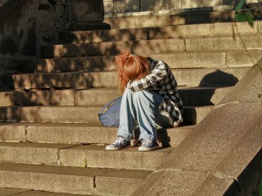 дитина сидить на сходах