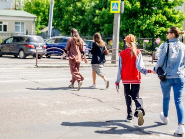 люди йдуть через пішохідний перехід