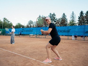 У Луцьку на тренуванні розіграли за донат прапор із підписам топових тенісисток