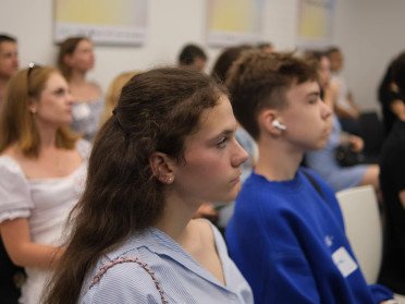 люди сидять на лекції
