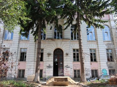 Будинок офіцерів у Луцьку Фасад Будинку офіцерів, дерева перед будівлею