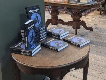 книги на столі