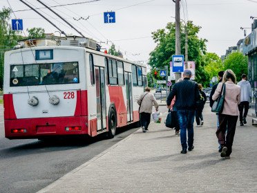 тролейбус на зупинці