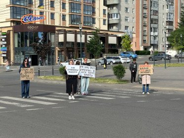 У Луцьку відбулась хвилина мовчання в пам’ять про Ірину Цибух люди на хвилині мовчання