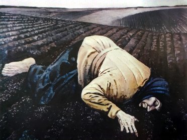 Живописне зображення літньої  жінки у хустці, яка босоніж лежить на чорній землі.
