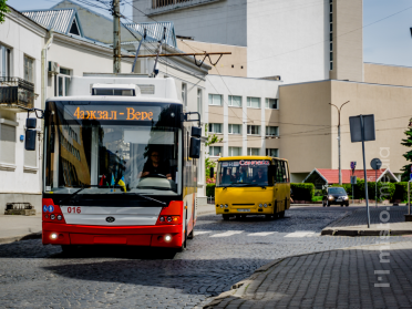 Тролейбус та маршрутка